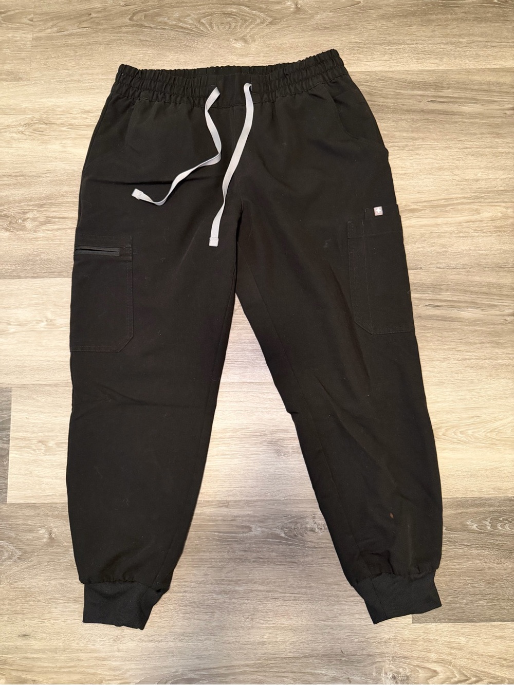 FIGS woman Black Cargo Jogger Pants with Drawstring